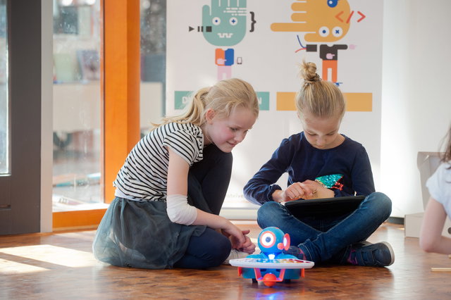 Maakplaats Westwijk: Programmeren met robot Dash |8-12 jr.