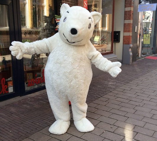 Kleine ijsbeer op visite