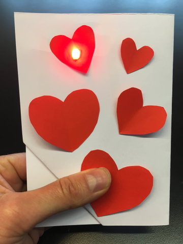 De Maakplaats thuis: Maak een lichtgevende (Valentijns)kaart