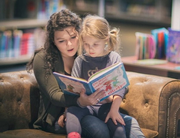 Voorlezen en knutselen tijdens de Kinderboekenweek