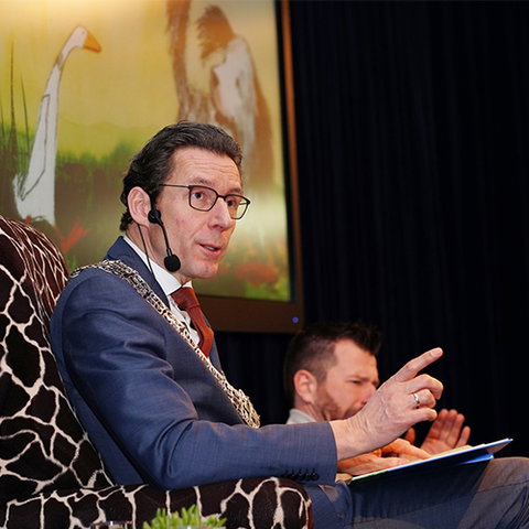 De burgemeester leest voor