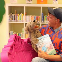 Joris en Jeroen lezen voor op de Veldense Dorpsfeesten