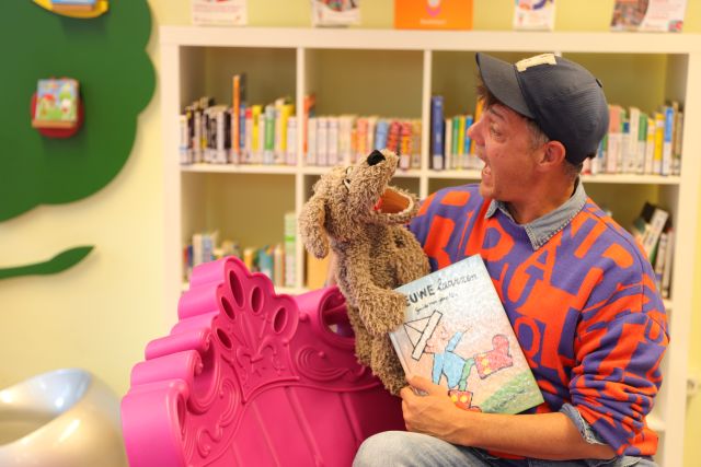 Joris en Jeroen lezen voor op de Veldense Dorpsfeesten