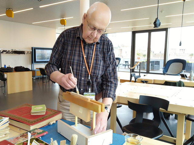 Boekbinder in de Bibliotheek