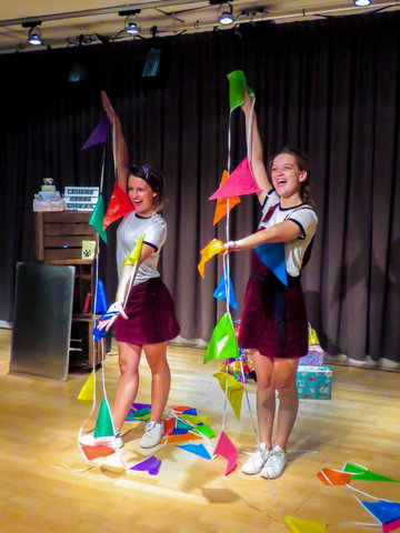 Theatergroep Letter Belangrijk speelt "Feestje!"