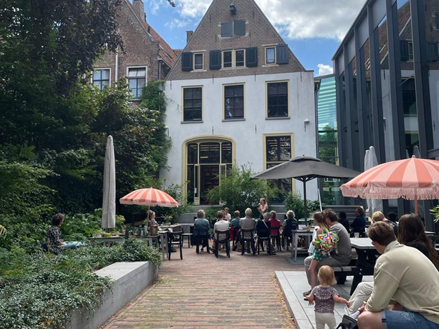 Schrijvers op het terras