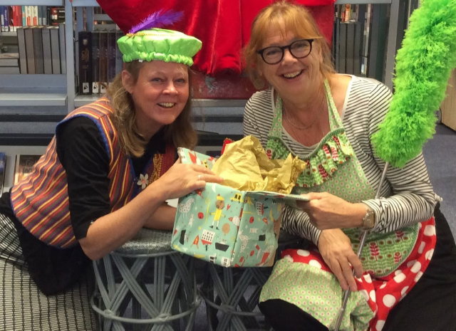 Voorstelling: De twee mevrouwen en het kleine sinterklaasje