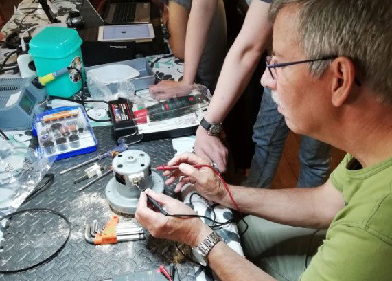 Demonstratie reparatie activiteiten Repair Café Middelburg