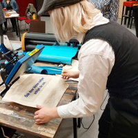 Textiel bedrukken en digitaal ontwerpen.