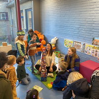 Voorleesmomentje in de bieb