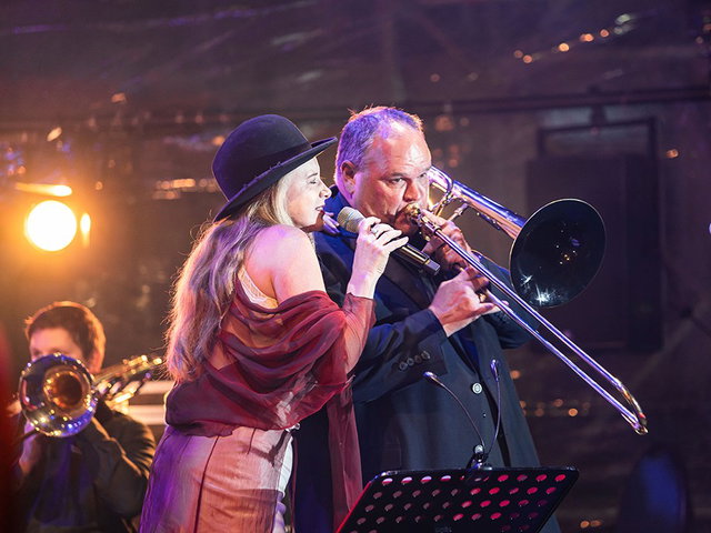 Midzoomer Muziekfestival met taptoe, koor, Brel & Brass en Shaffy & Brass