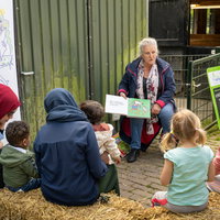 Voorlezen op de kinderboerderij