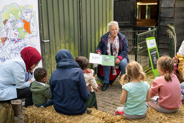 Voorlezen op de kinderboerderij