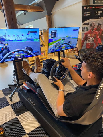 Race mee tijdens het Formule 1-event in de Bibliotheek