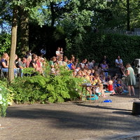 Voorlezen in het openluchttheater in Mariahout