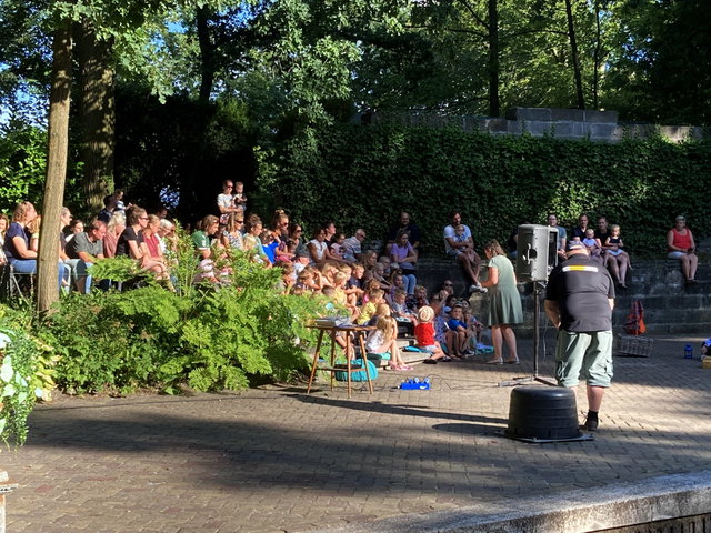 Voorlezen in het openluchttheater in Mariahout