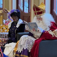 Sinterklaas komt voorlezen in de bibliotheek