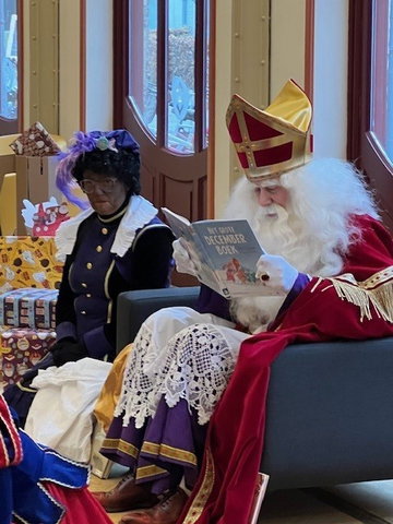 Sinterklaas komt voorlezen in de bibliotheek