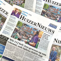 HuizerNieuws-redactie in de bibliotheek