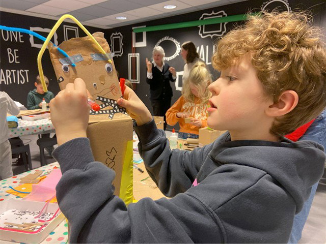 Hoe dan?! | Activiteiten voor nieuwsgierige kinderen en hun (groot)ouders (7+)