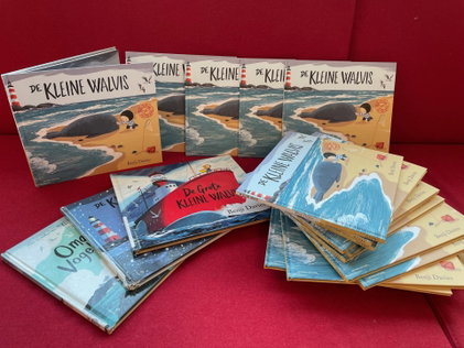 De hele klas leest een prentenboek: De kleine walvis