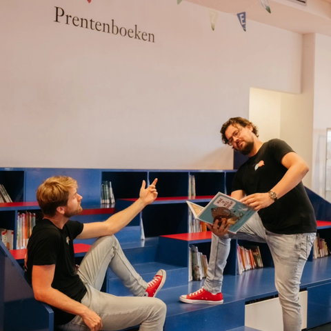 Sjors en Ruud spelen een leesboek