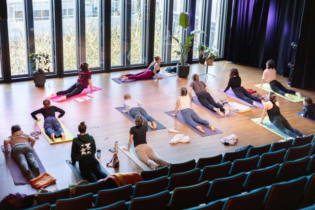 Poëzie & yoga met dichter Roan Kasanmonadi