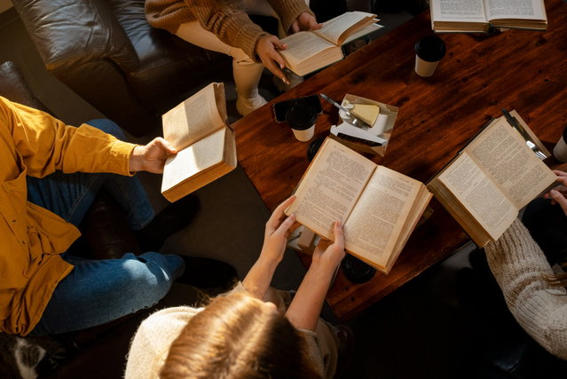 Een bakkie met boeken