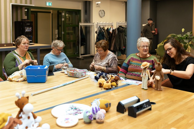 Wereldwijde Knit In Public (KIP) dag