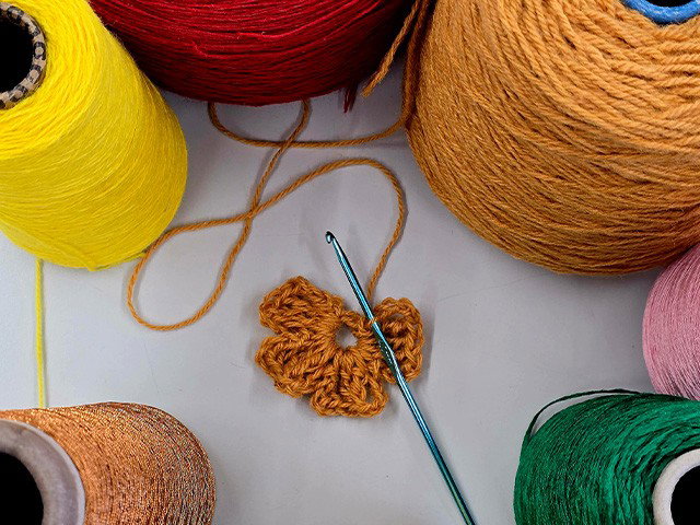 Workshop bloemenbroche haken bij:  tentoonstelling Terra Terra Bindweefsel