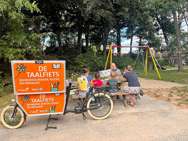 De TaalTour-bakfiets rolt je wijk in