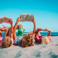 Vrolijke taalspelletjes en leestips voor de zomervakantie!