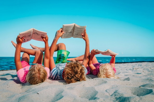 Vrolijke taalspelletjes en leestips voor de zomervakantie!