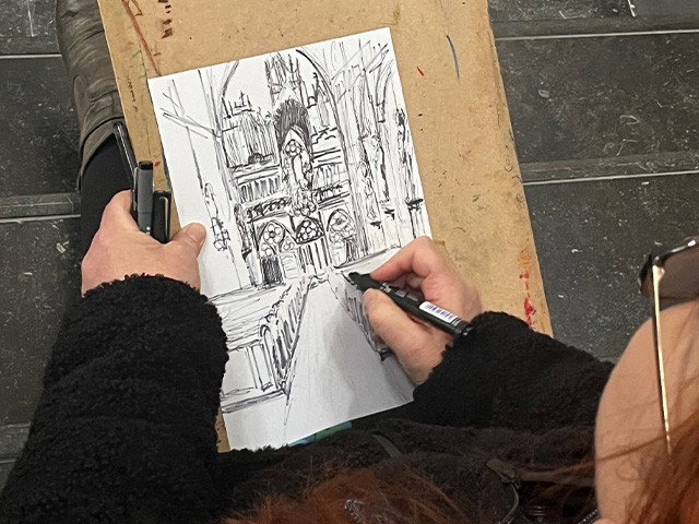 Architectuurwandelingen met Urban Sketching bij het programma 'Hotel Central'
