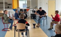 Workshop Djembé bij voorleesproject De dans van de drummers