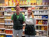 Voorlezen met supermarktmedewerkers