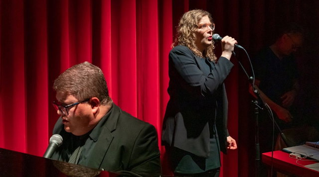 Muzikaal duo Witte Wildernis, bestaande uit Job Vink aan de piano en Irene Siekman (zang)