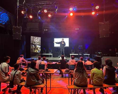 Meet the pro's: van hacker tot DJ (8+)