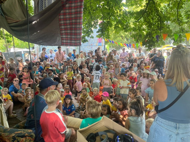De Voorleestent van Joris & Jeroen op Zomerparkfeest