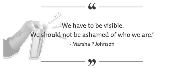 De quote: 'We have to be visible. We should not be ashamed of who we are' van Marsha P Johnson in een quote kader. Op de achtergrond zie je KC's arm die een broek vasthoudt met exclamatietekens die uit het boek springen.