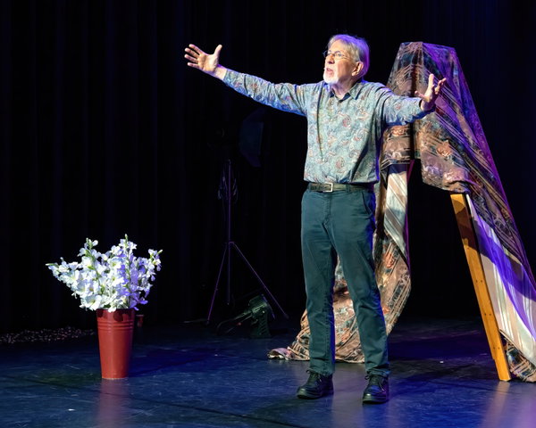 Spot aan theatershow: Grootmoeders Grote Oren Jacques Vriens