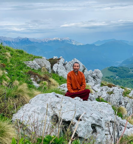 Fotot van Lama Jigmé Rinpoche, bergen.jpg