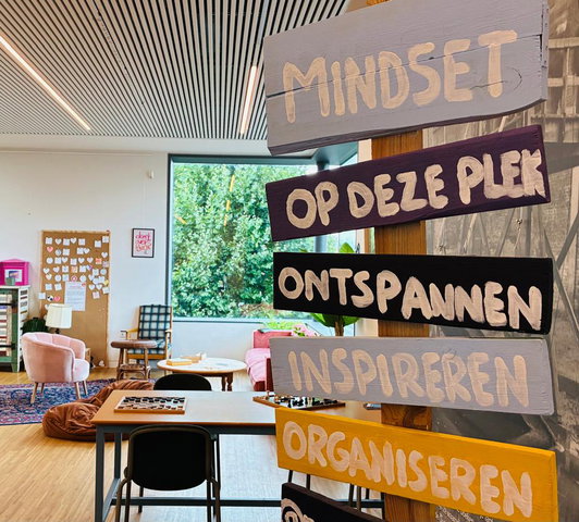 Luisterend oor in de Huiskamer