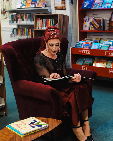 Voorlezen met dragperformer AJ