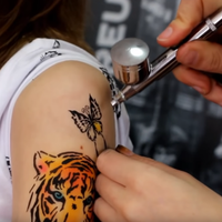 Laat een airbrushtattoo zetten
