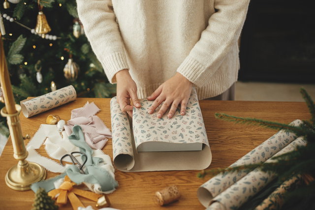 Workshop Christmas gift wrapping
