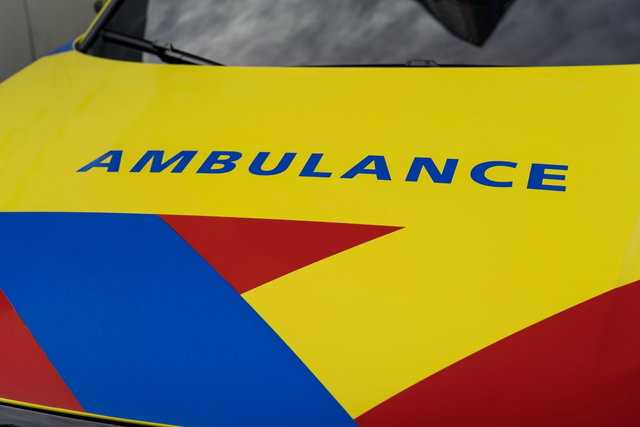 Voorleeshalfuurtje met ambulance medewerkers Arjan en Rebecca