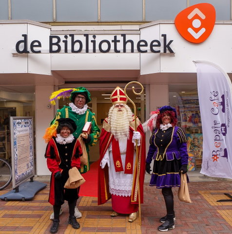 Sint en Piet in Bibliotheek Tegelen