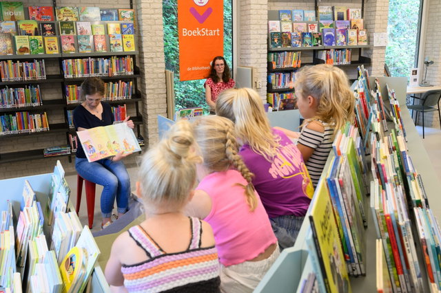 Voorleeshalfuurtje