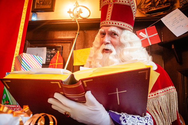 Sinterklaas komt voorlezen